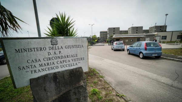 Santa Maria CV, 859 detenuti e 483 agenti, basta passerelle